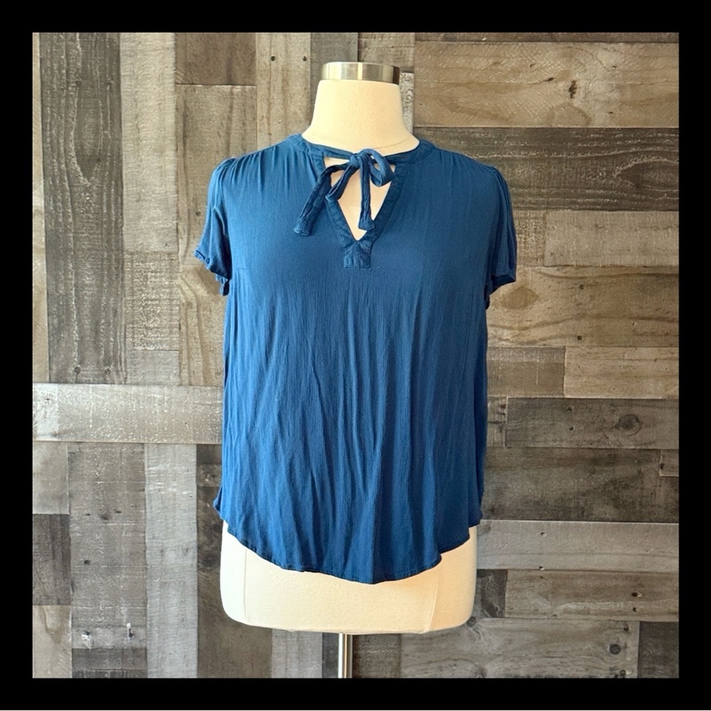 Torrid 0 navy v-neck cutout top XLarge neutral flowy classic gorpcore summer